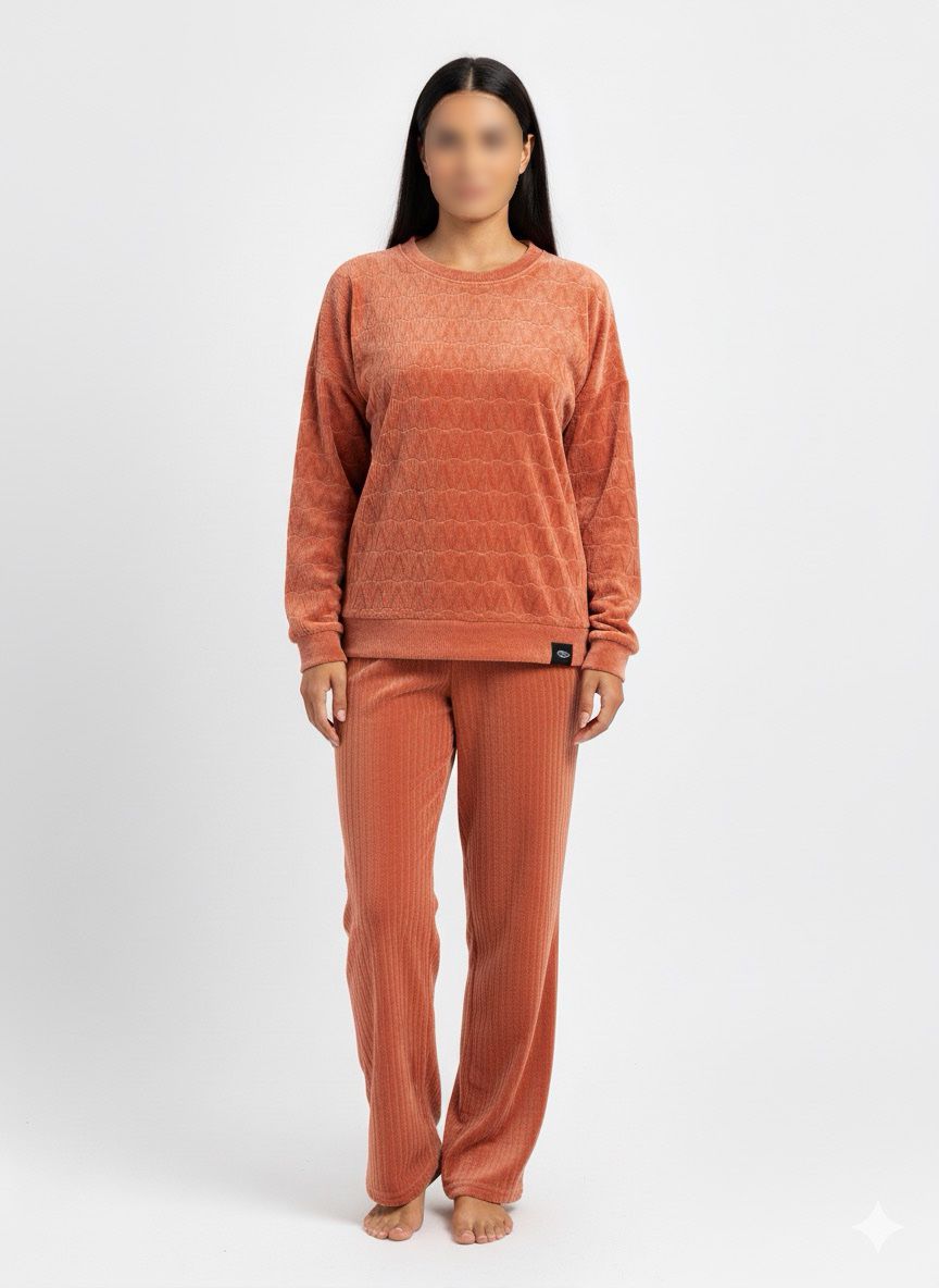 Collezione Pigiami in Ciniglia – Calore, Comfort e Dettagli Morbidi