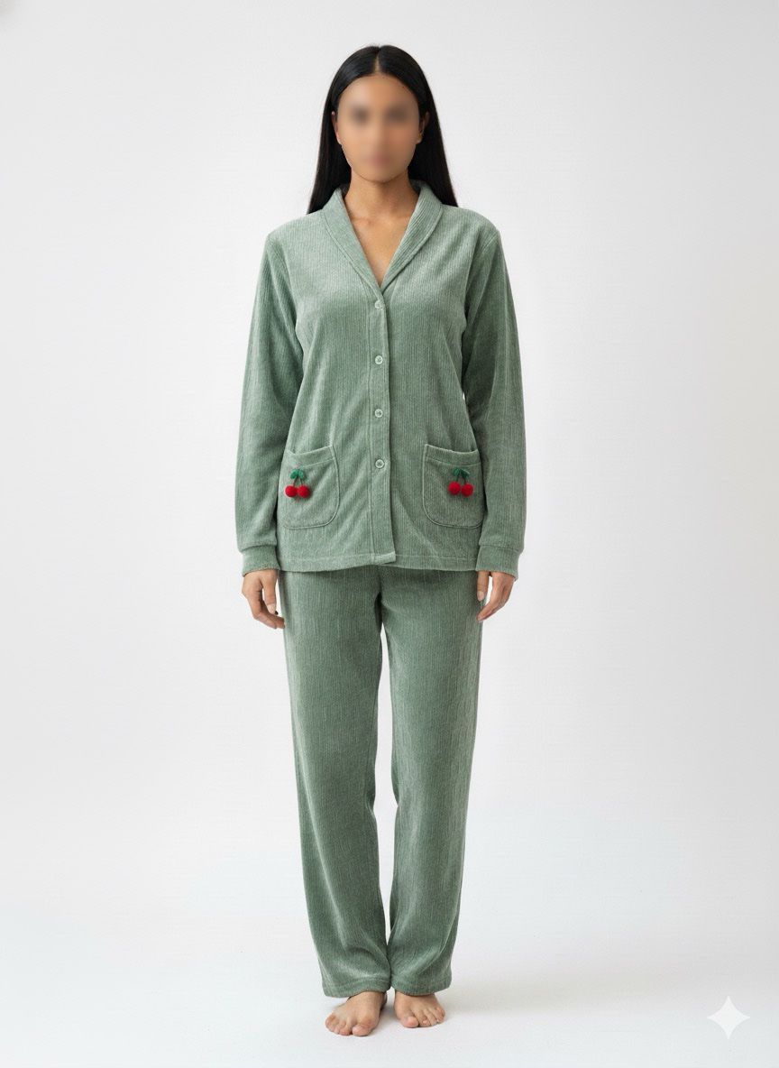 Collezione Pigiami in Ciniglia – Calore, Comfort e Dettagli Morbidi