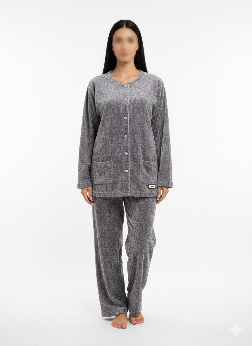 Collezione Pigiami in Ciniglia – Calore, Comfort e Dettagli Morbidi